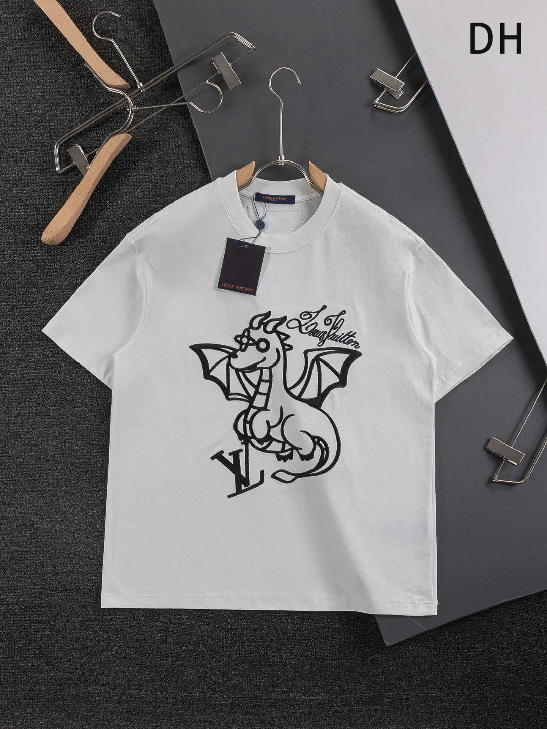 🅿️210 Louis Vuitton 1V micro wide version S-XL 25SS LV new product counter catwalk style with flying dinosaur letters on the chest🪡 embroidered logo, same style for men and women! Short-sleeves are not the same as the general public, but must be unique and eye-catching. This LV short-sleeves is all about quality, comfort, consistent style, fashion, including fabrics and cutting techniques, all of which have been made with great effort! 320 grams of washed pure cotton fabric, pure cotton is breathable, very refreshing and comfortable for daily wear. The rib knitting on the neckline is smooth and tight, and the neckline will not be skewed if you toss it at will. The loose version, you will find that it looks really good on the upper body. The overall is minimalist and neat, super versatile for daily use! Pair it casually with a pair of pants for a youthful look. A T-shirt will make your outfit crazy. It is a fashionable item that can never go wrong! Color: Black White Size: S-XL Size chart: S: Shoulder width 50-Bust 54-Length 70 M: Shoulder width 52-Bust 56.5-Length 72 L: Shoulder width 54-Bust 59-Length 74 XL: Shoulder width 56-Bust 61.5-Length 76